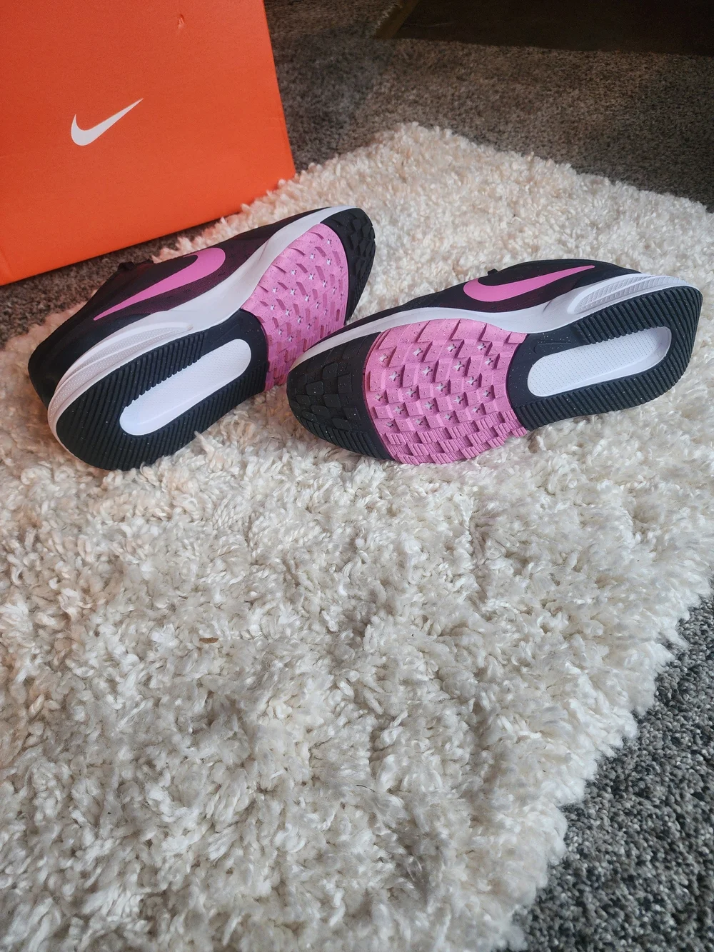 Nike Star Runner 5 size 6 Youth in Black & Pink Athletic Sneakers